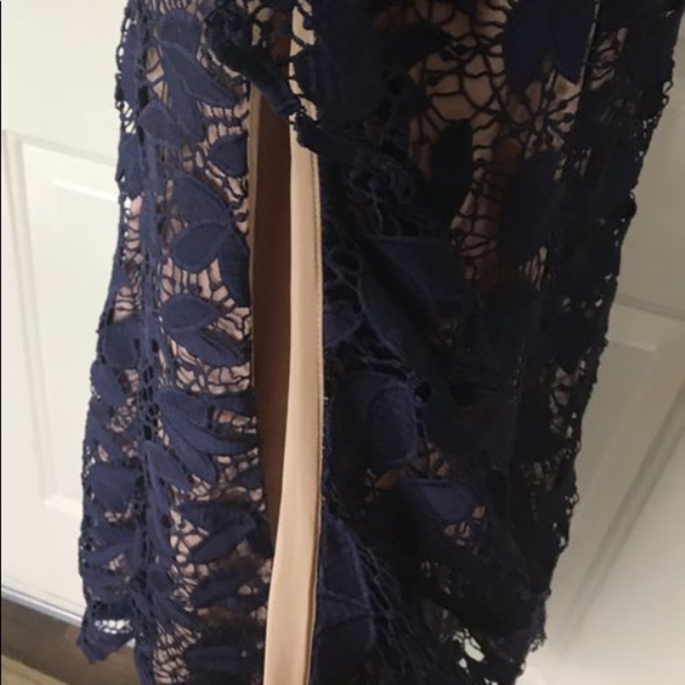 Jarlo petal lace gown with a slit - Picture 5 of 7